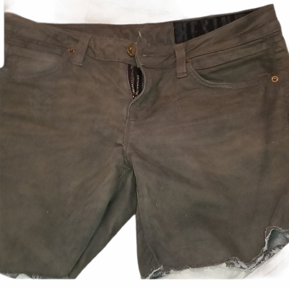 🤞 RESIN 26 🍀 Olive Green Sniper Camo denim shorts 💚 🆓️FREE W/ANY$30BUNDLE❣️ - Picture 1 of 9